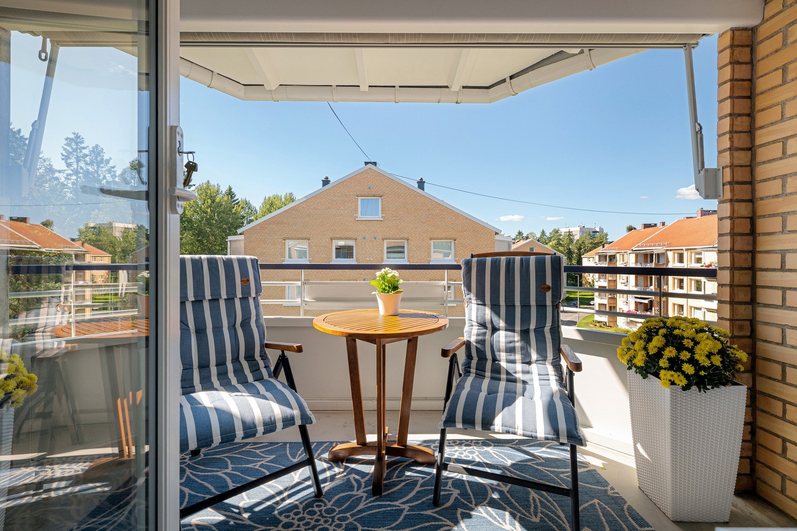 Velkommen til Kvartsveien 11. En lys og romslig 2-roms andelsleilighet i 4. etasje med vestvendt, stor balkong. Galleribilde