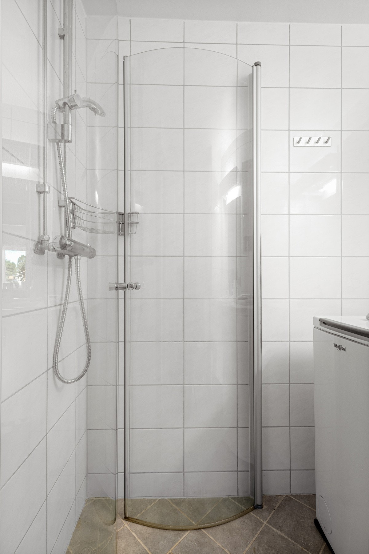 Flislagt, med varmekabler samt opplegg for vaskemaskin. Galleribilde