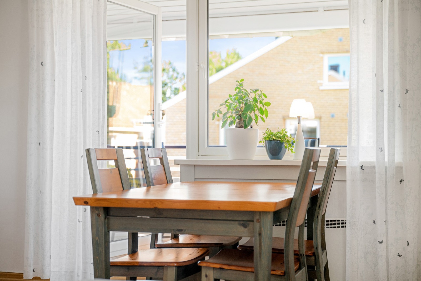 Leiligheten disponerer i tillegg flere boder både innvendig, på loft og i kjeller samt en liten bod ute på balkongen som gir svært gode lagringsmuligheter. Galleribilde