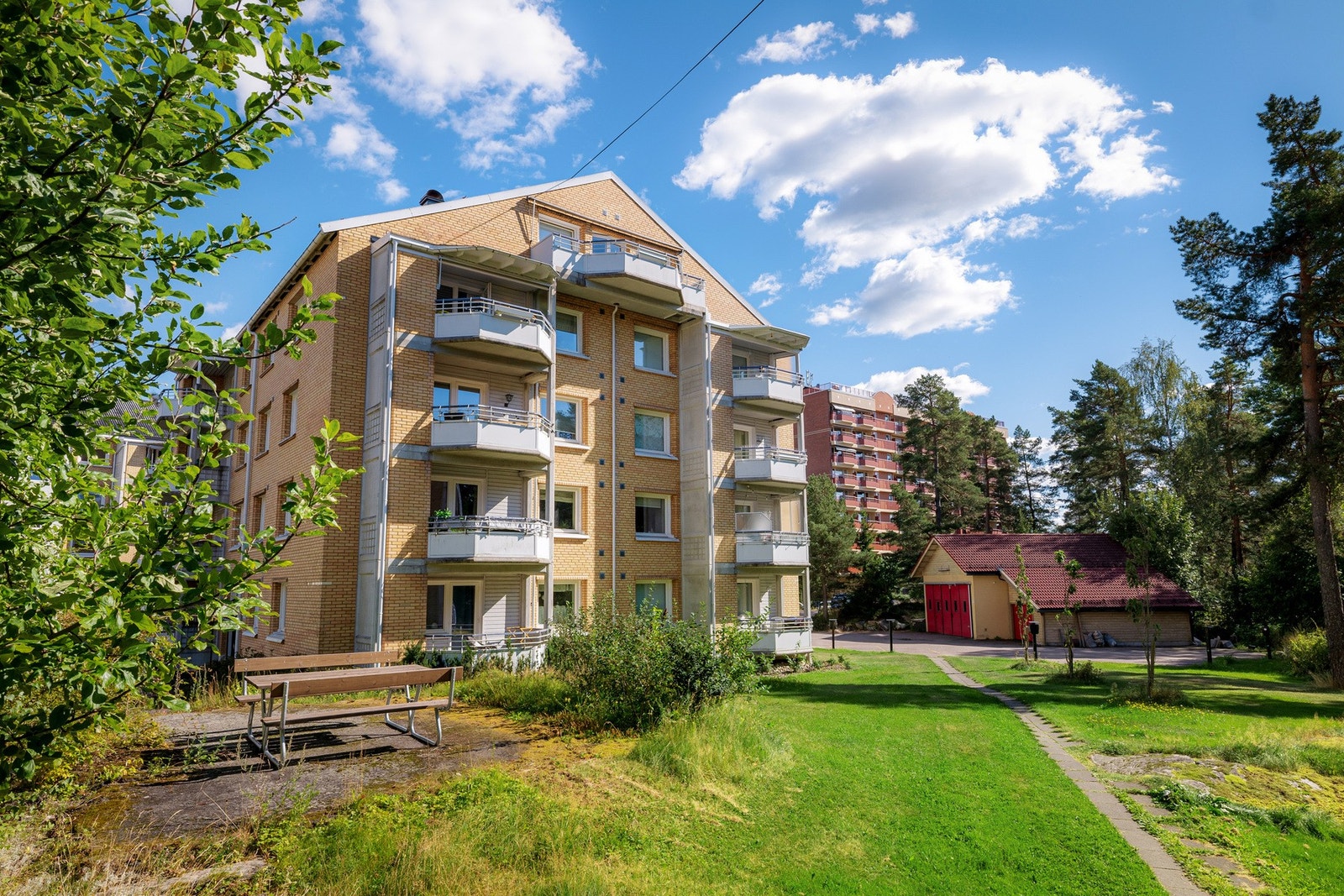 Pent borettslag med klassisk teglfasade, grønne omgivelser og lite trafikk. Galleribilde