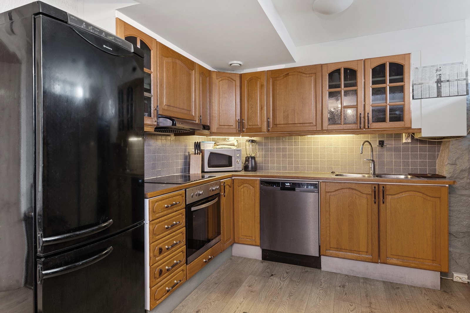 Kjøkken med heltre eik fronter Galleribilde