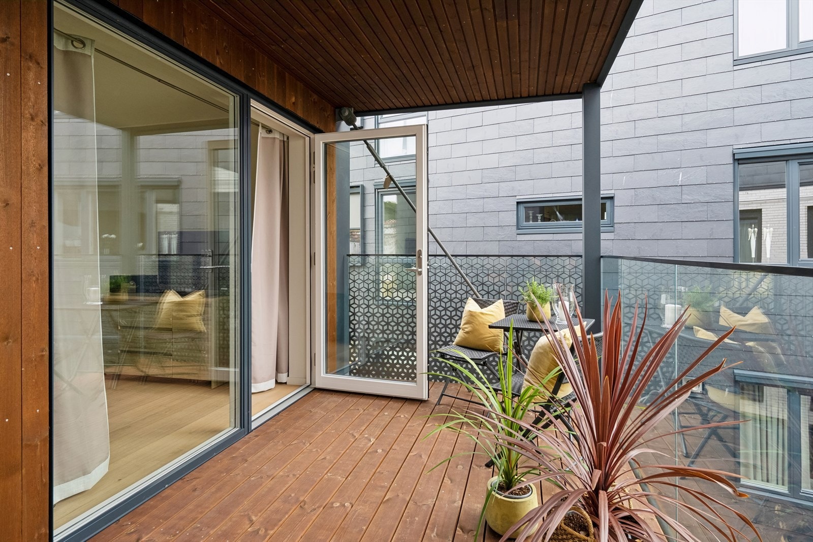 Her kan du fint tilbringe de fine sommerdagene utendørs. Du har god plass til det meste av møblement. Galleribilde