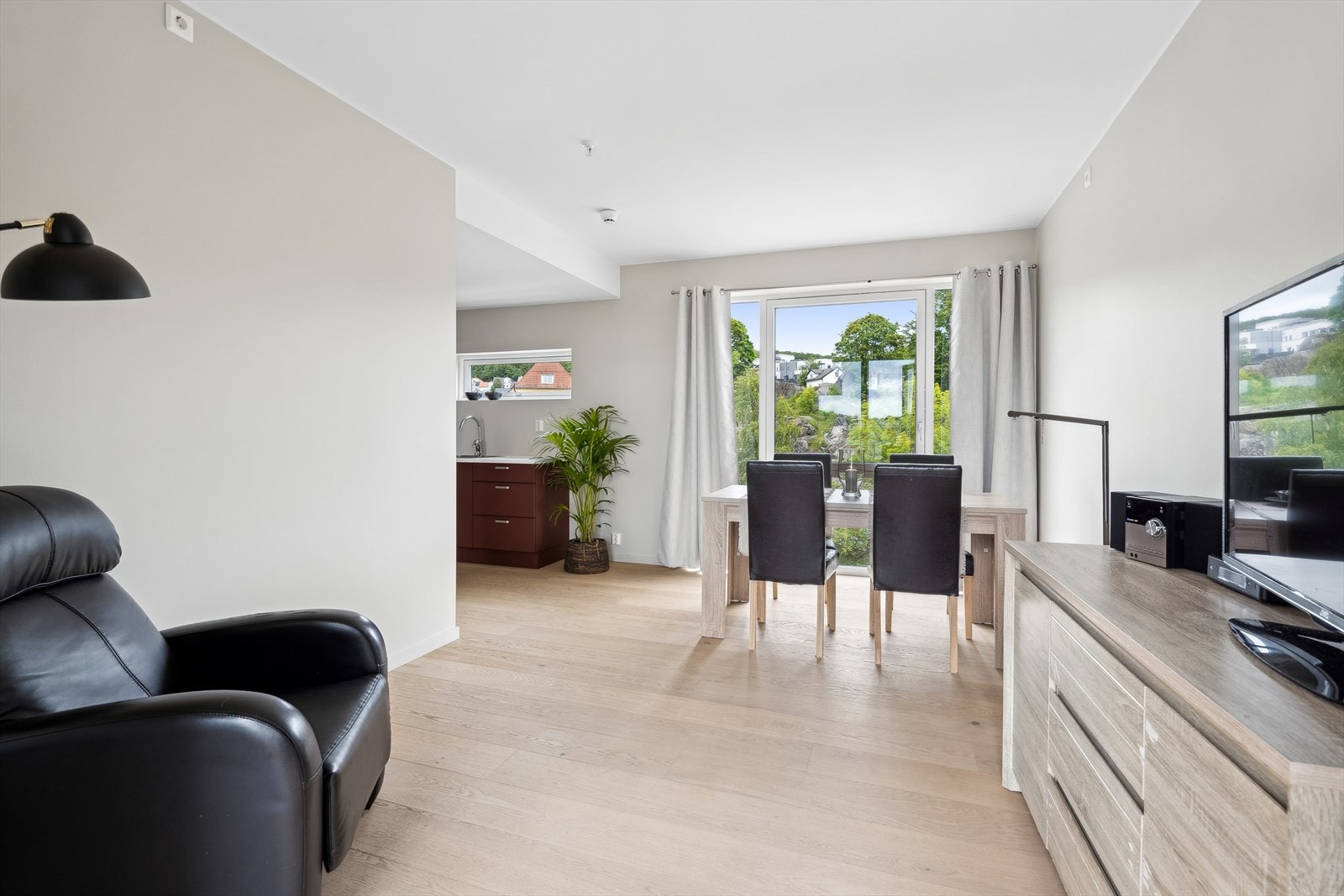 Stuen har en god planløsning som gir deg rom for både sofagruppe og spisestue. Galleribilde