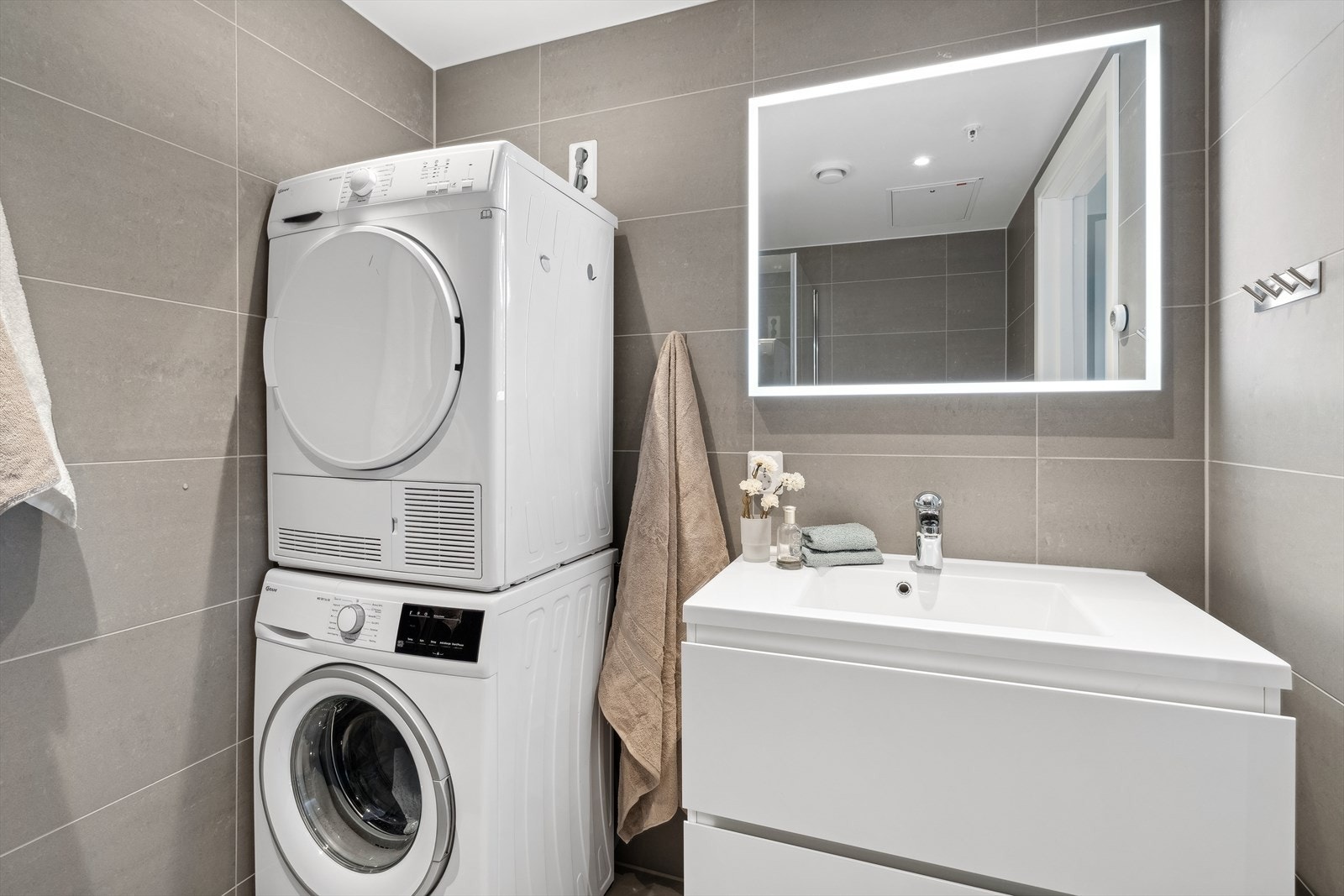 Badet har moderne fliser på vegger og gulv. Galleribilde