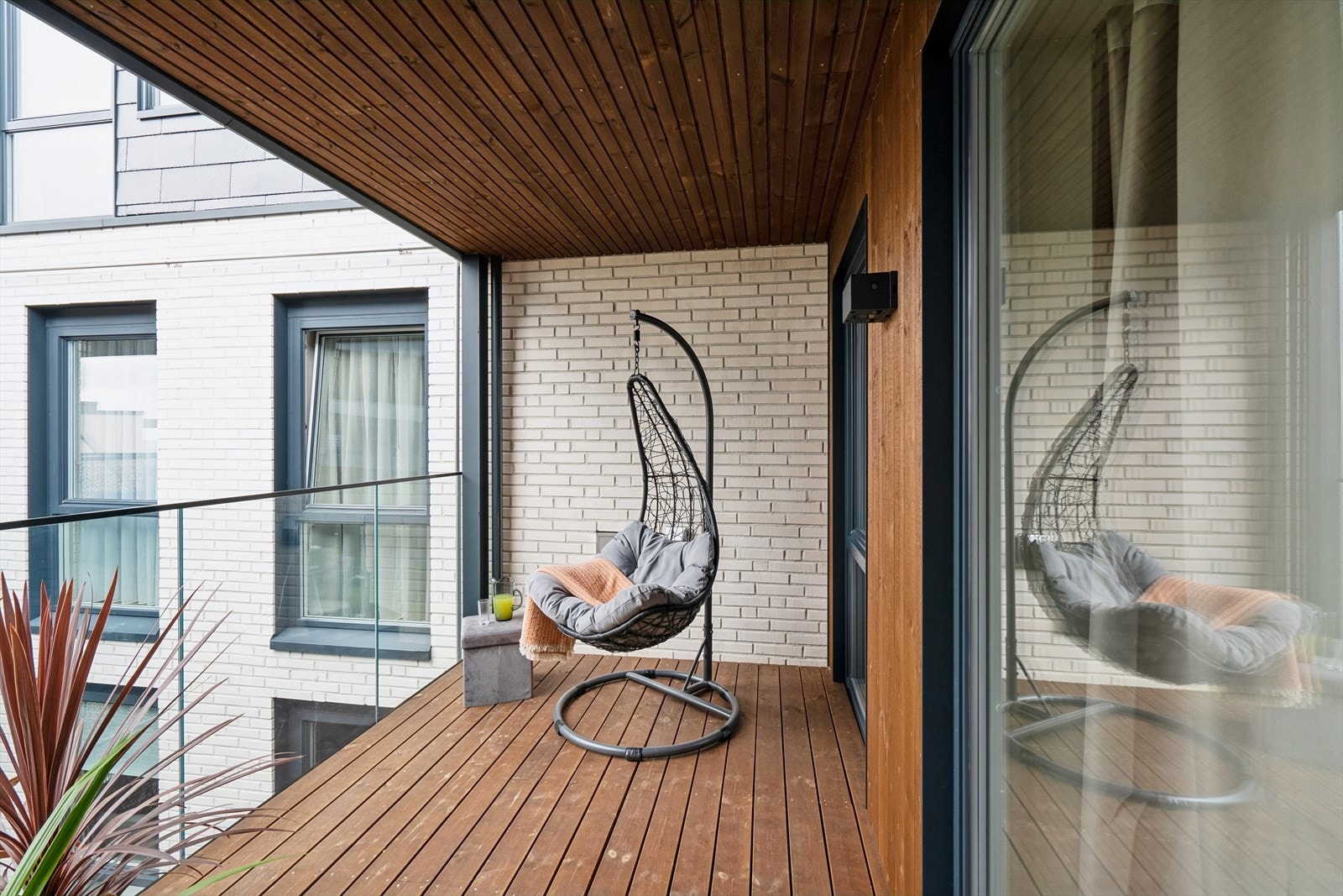 Balkongen ligger fint til og overbygget gjør at du er skjermet fra dårlig vær. Galleribilde