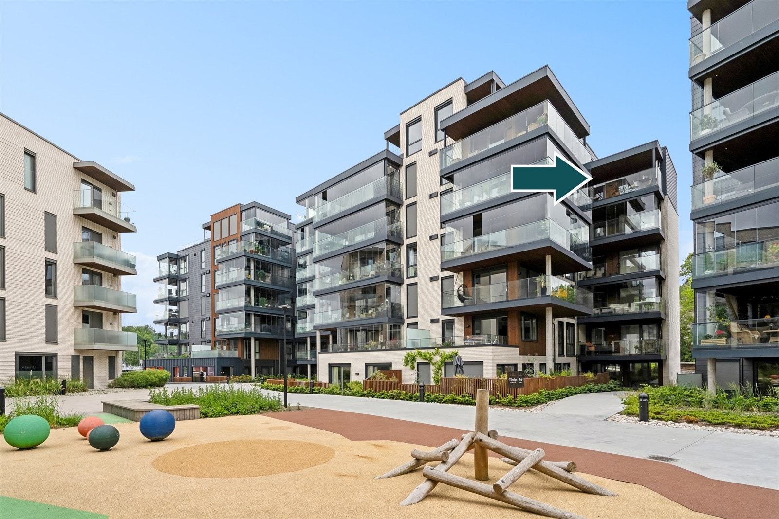 Fra eiendommen kan du nyte umiddelbar nærhet til en rekke butikker, treningssenter, spisesteder, togstasjon og kulturtilbud. Galleribilde