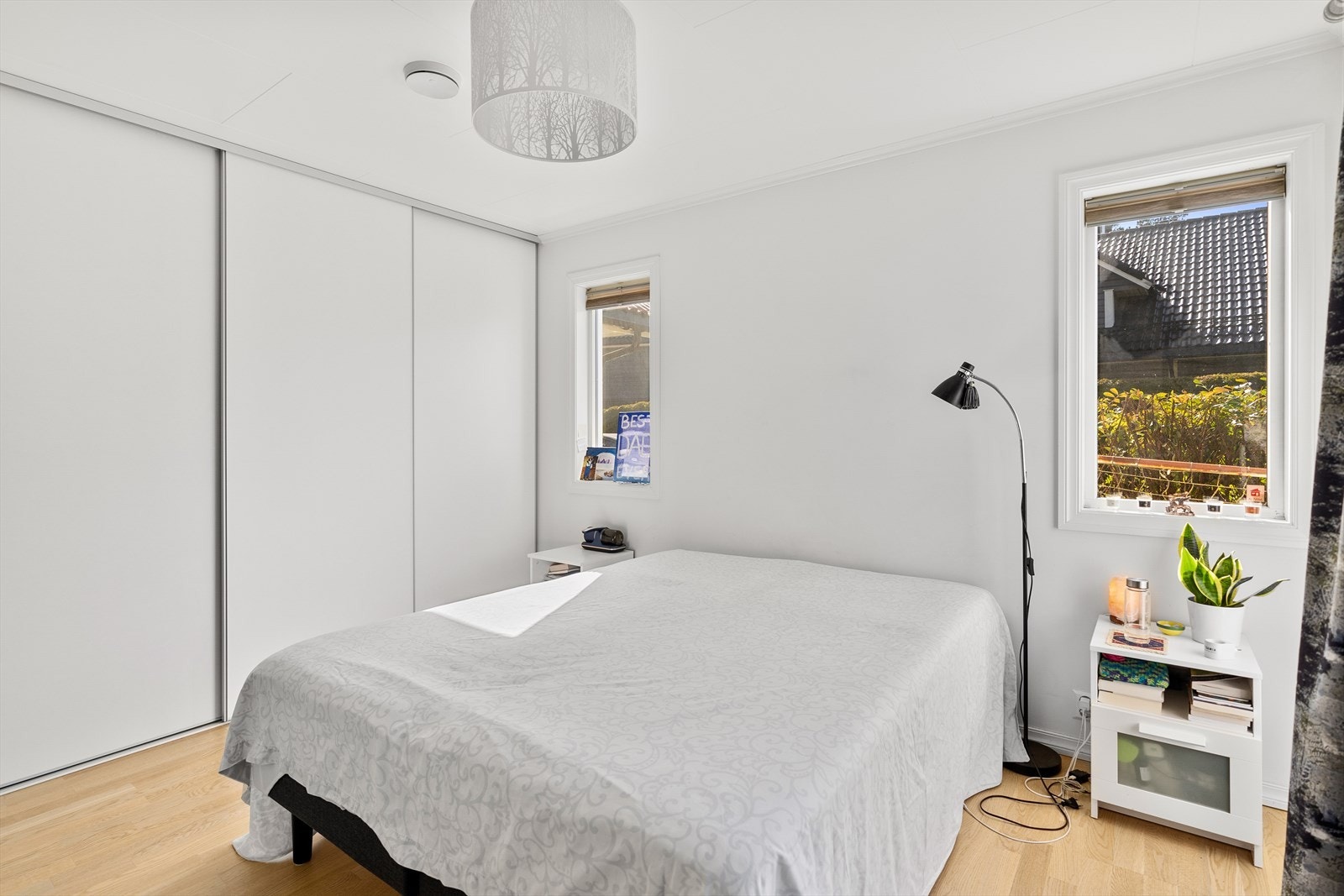 Mye oppbevaringsplass bak skyvedør Galleribilde