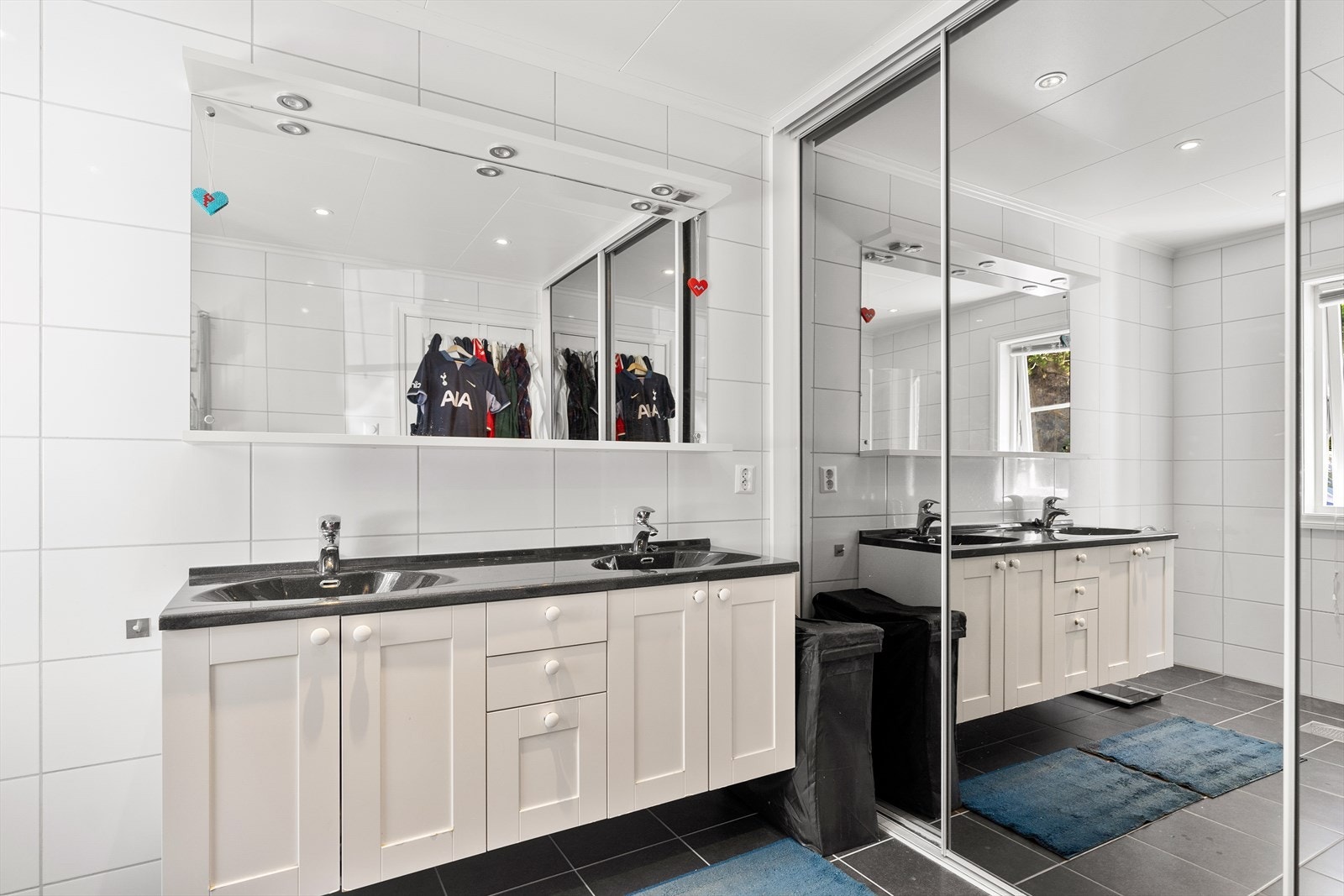 Praktisk løsning med hyller og benk bad skyvedør Galleribilde