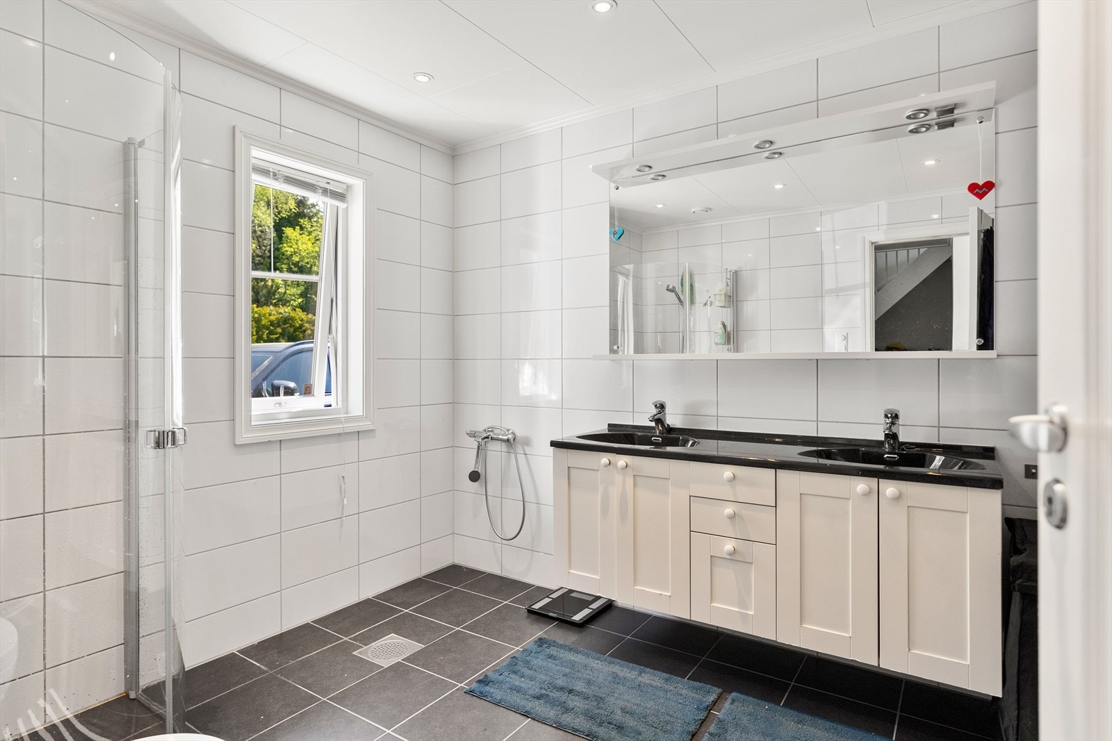 Helfliset bad i hovedetasje. Galleribilde