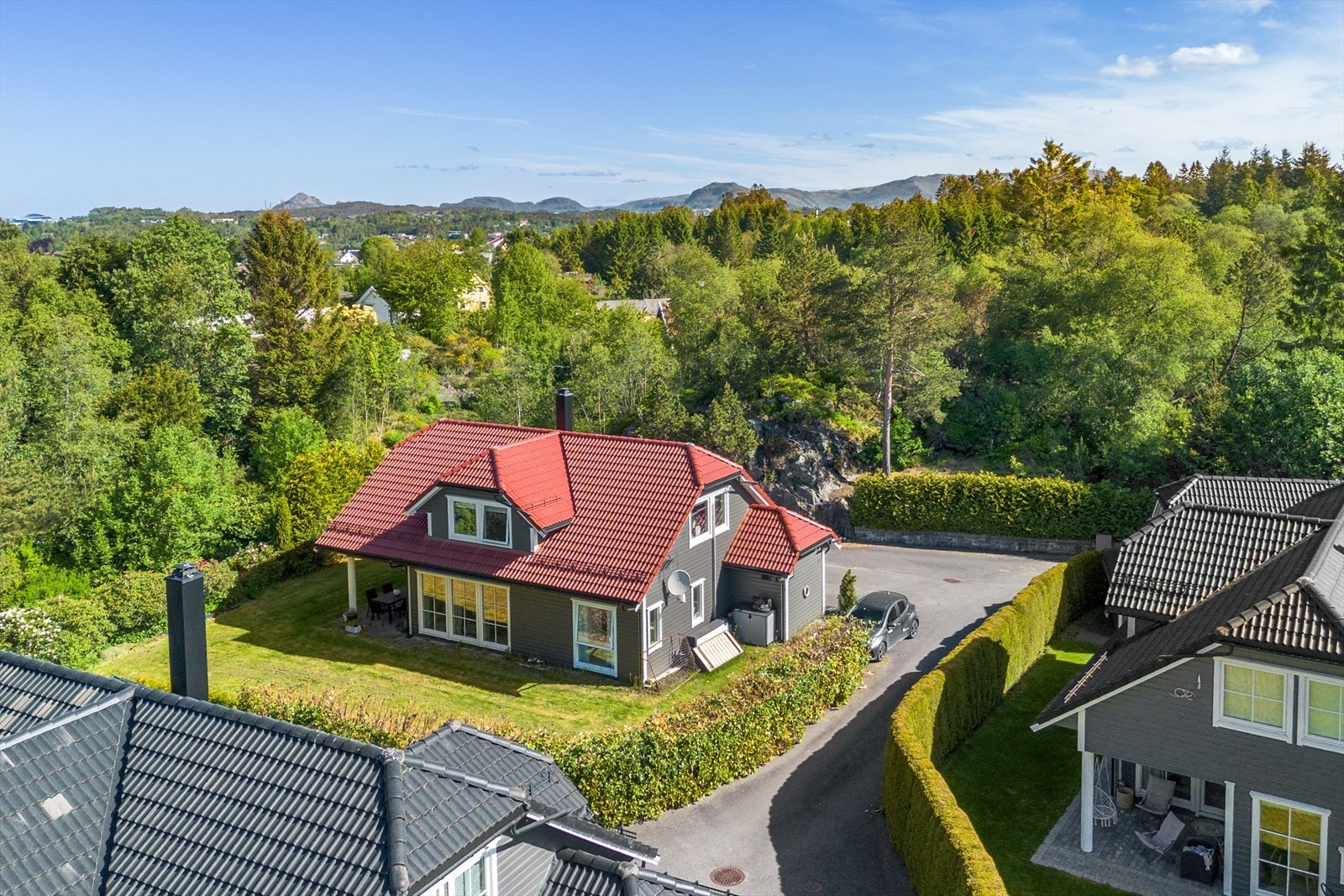 Boligen ligger vakkert plassert i fredelige og landlige omgivelser på Hjellestad Galleribilde