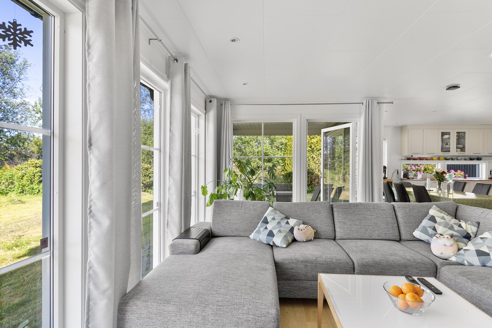 Utgang til uteområdet fra stuen Galleribilde