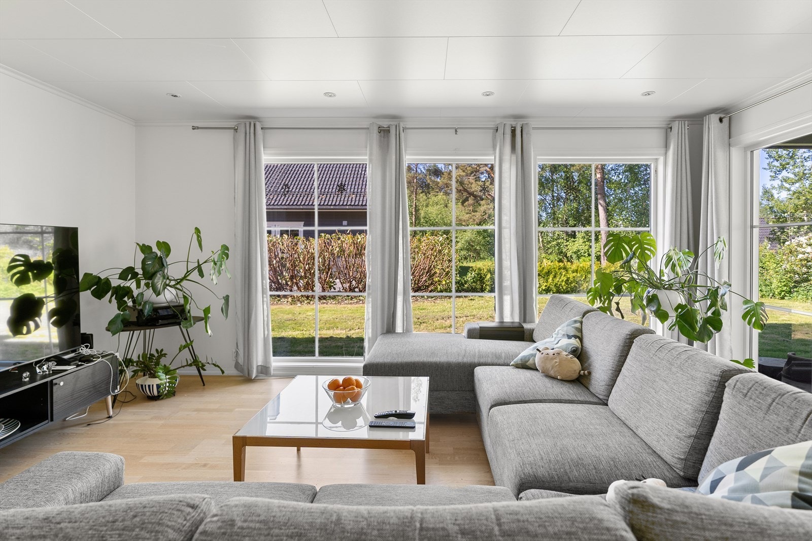 Grunnet mange vinduer i hovedetasjen er det veldig gode lysforhold i boligen Galleribilde