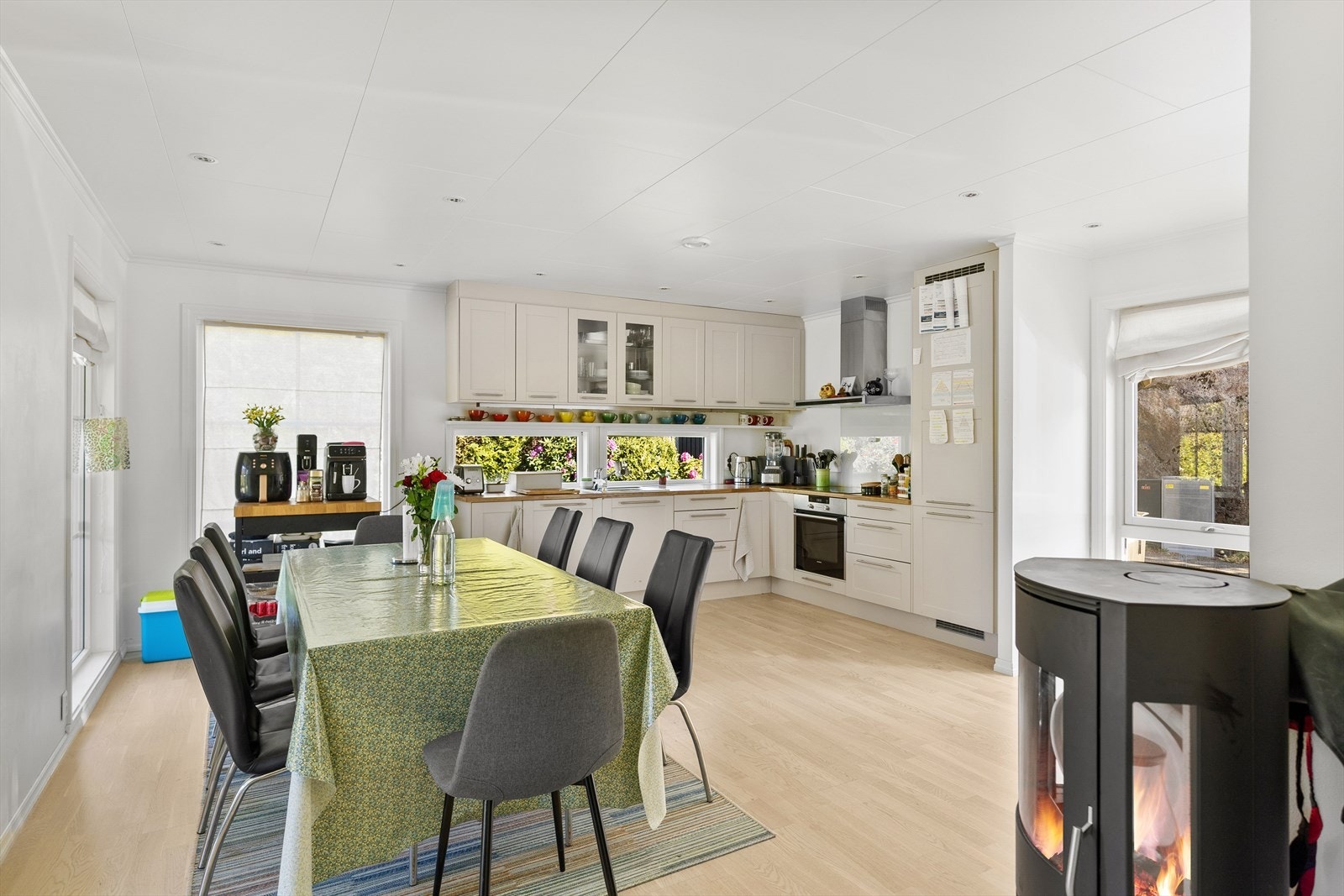 Spisestuedel med peis som gir varme og atmosfære på kalde høst- og vinterkvelder Galleribilde