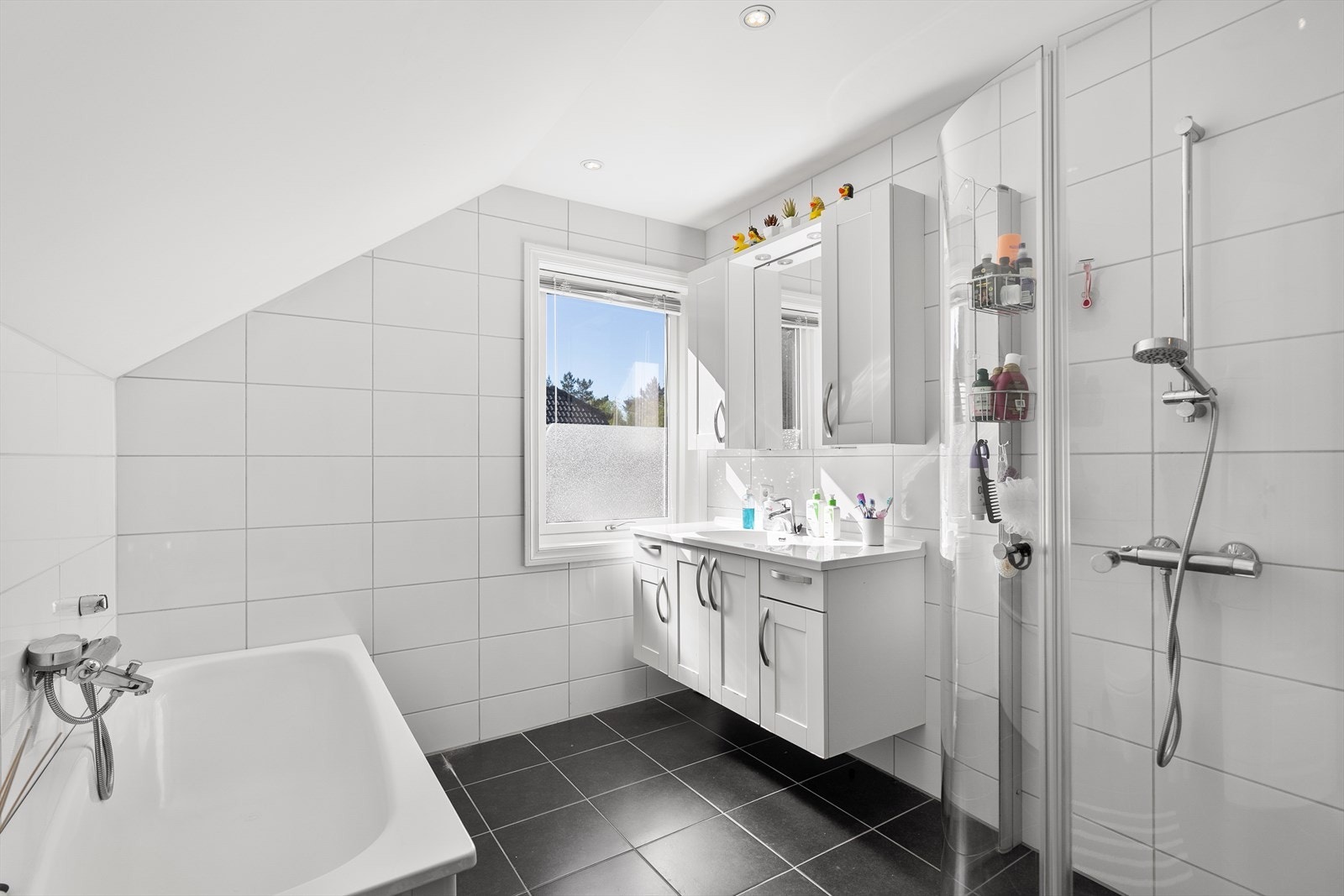 Helfliset og tidløst bad i første etasje Galleribilde