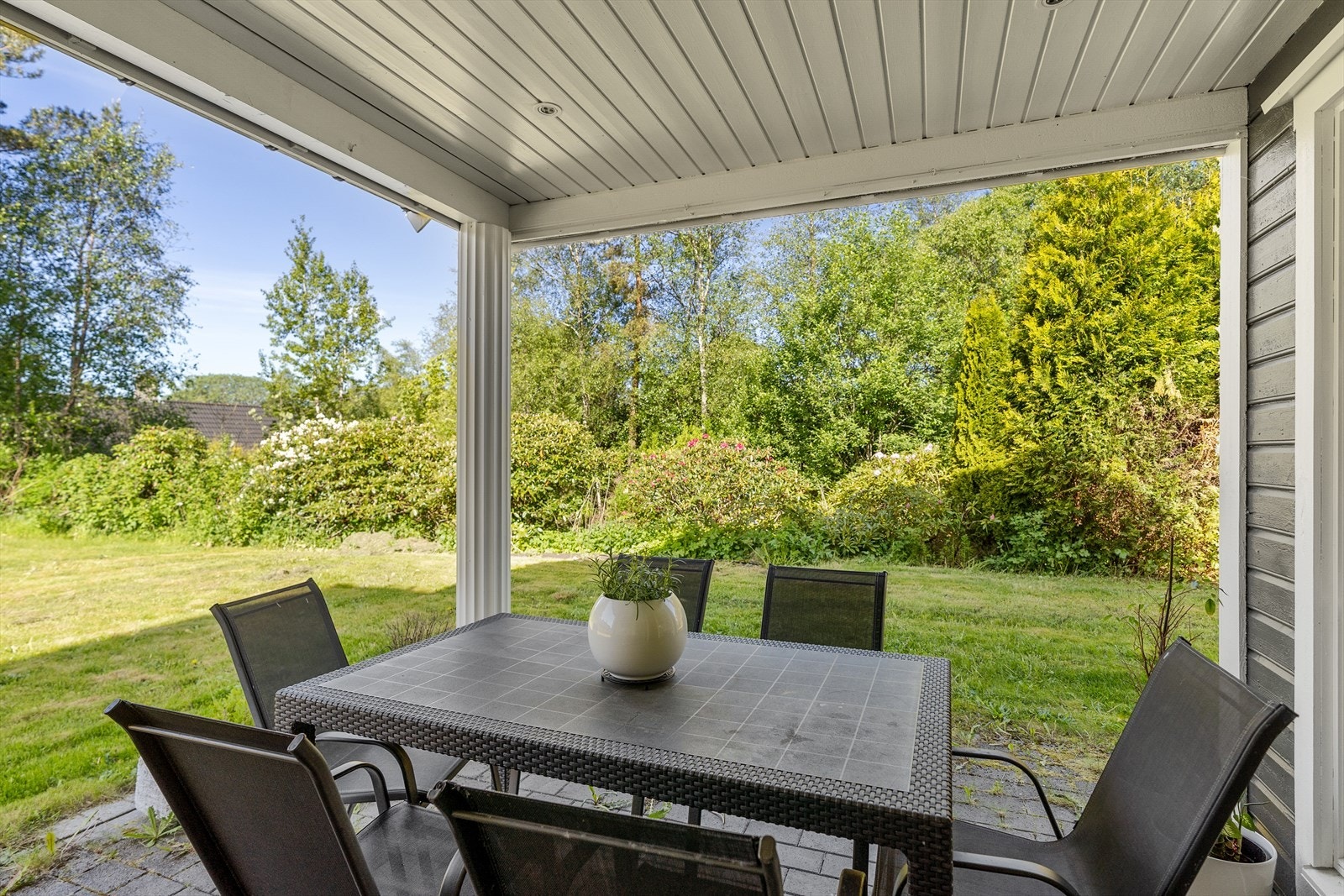 Flott og naturskjønt uteområdet med plass til å nyte solrike sommerdager med familie og venner Galleribilde