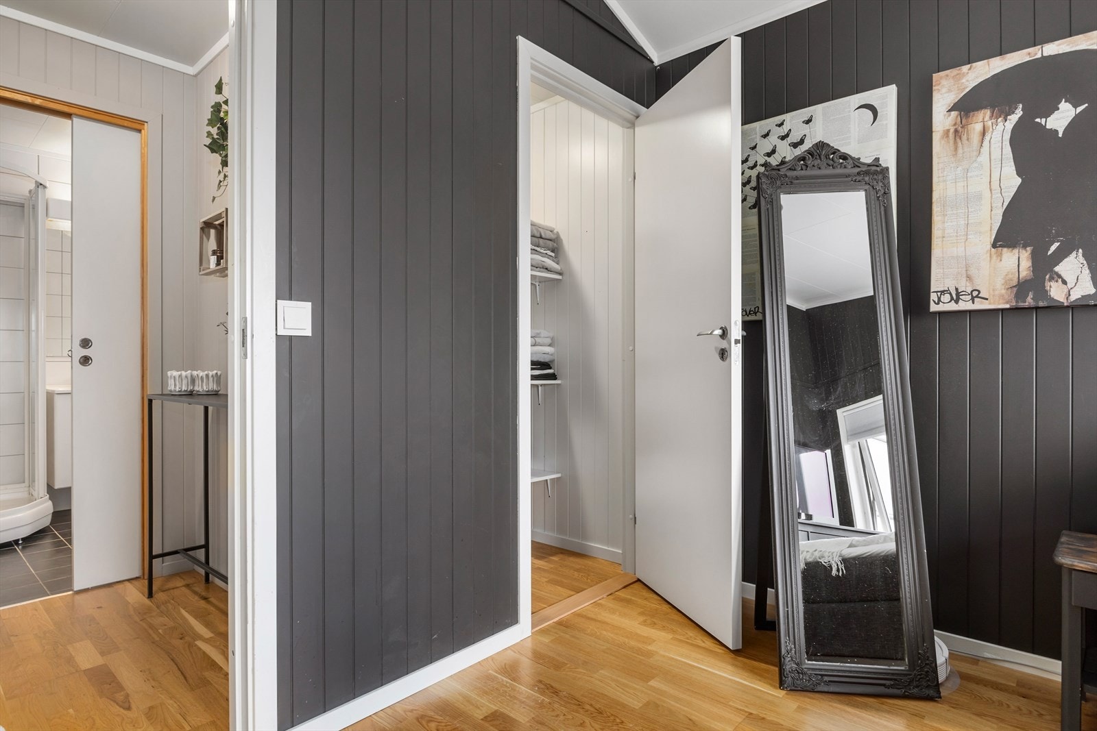 Del av mellomgang er omgjort til et garderoberom med tilgang fra soverommet. Galleribilde