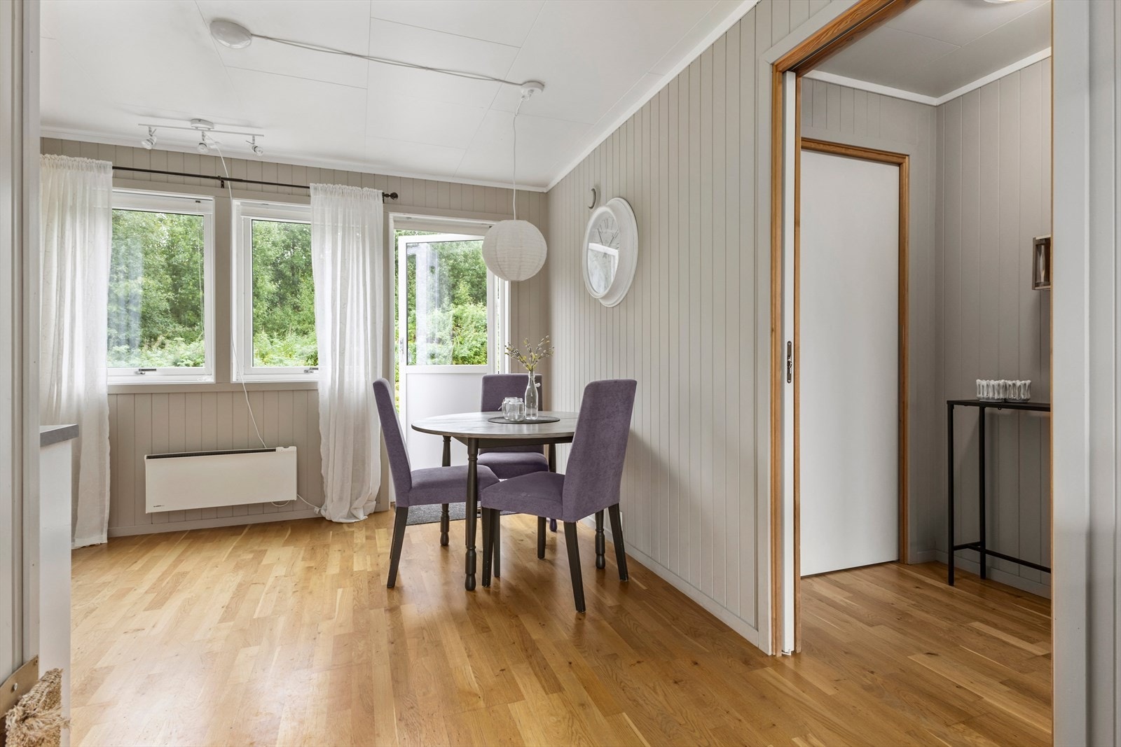 Fra kjøkkenet er det en skyvedør mot en mellomgang til badet og det ene soverommet. Galleribilde