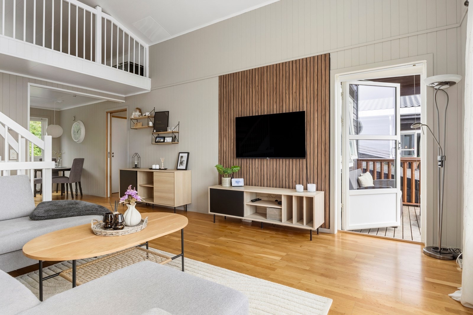 Den gode takhøyden gir boligen det lille ekstra og oppholdsrommet oppleves luftig. Galleribilde