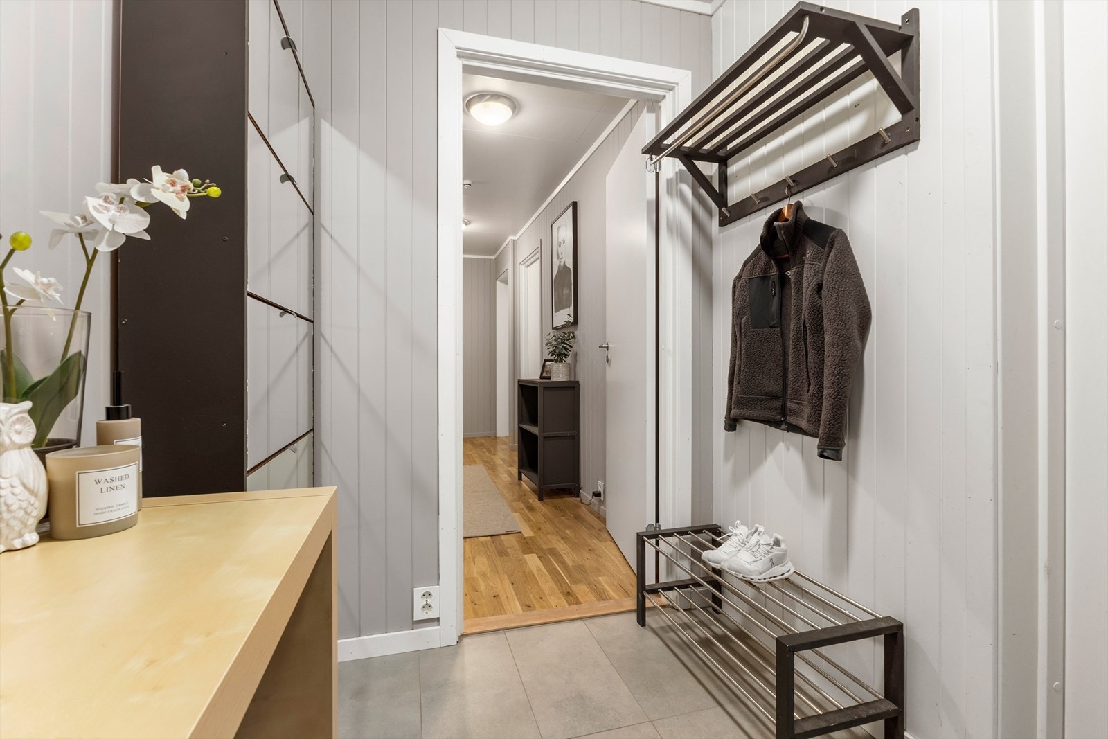 Velkommen inn til en hyggelig entre. Her får man et godt førsteinntrykk for hva boligen har å by på videre. Her er det plass til å sette inn en skyvedørsgarderobe. Galleribilde