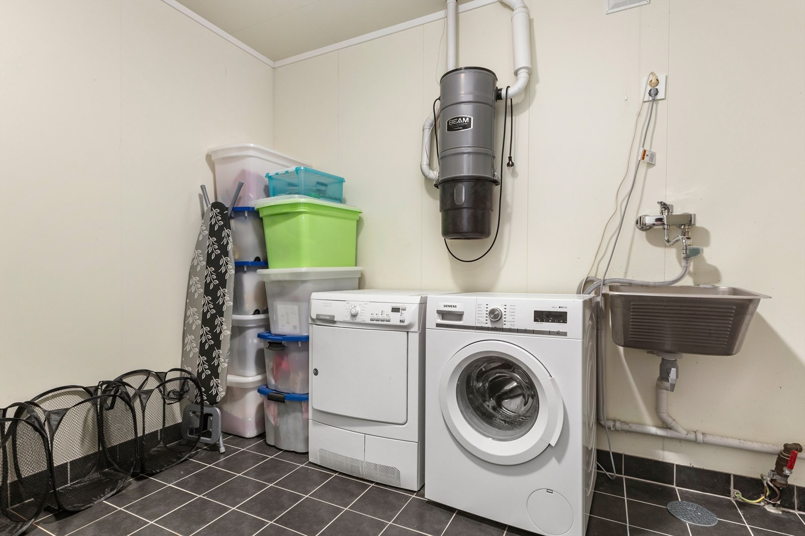 Romslig vaskerom med opplegg for vaskemaskin, utslagsvask og sentralstøvsuger. Plass til både tørketrommel og oppbevaring. Galleribilde