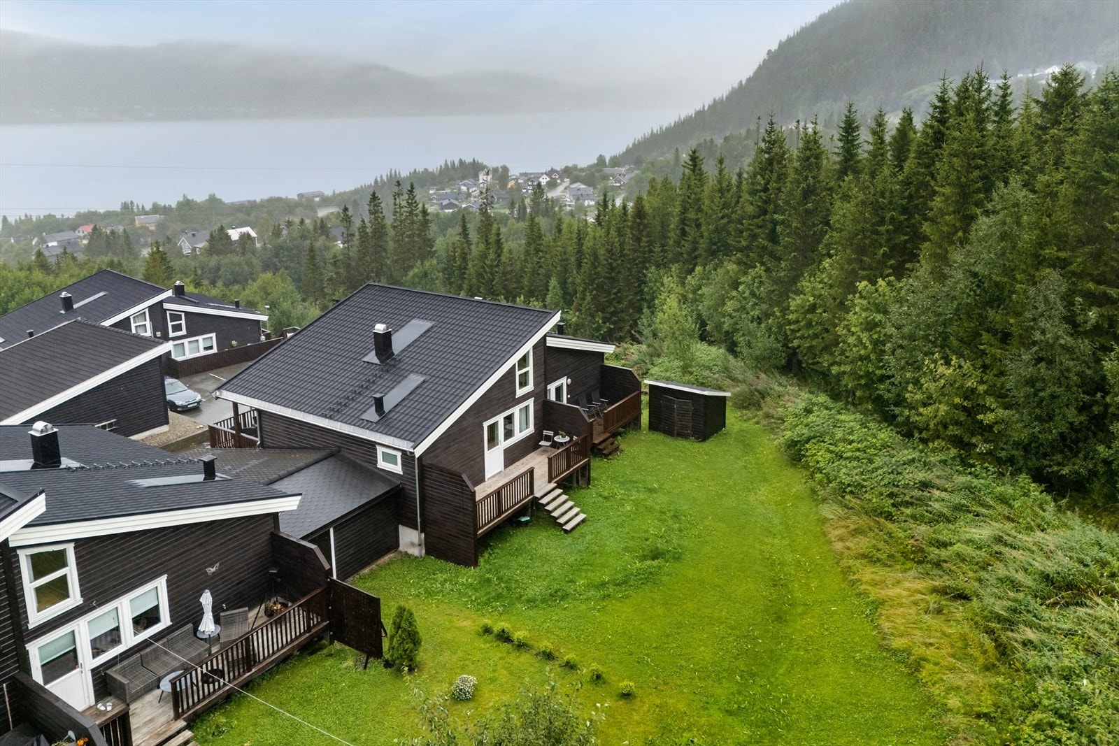 Boligen er en andel i borettslag, beliggende fint til i høyden i Åga. Hver andelseier benytter den delen av fellestomten som naturlig hører til sin andel. Galleribilde