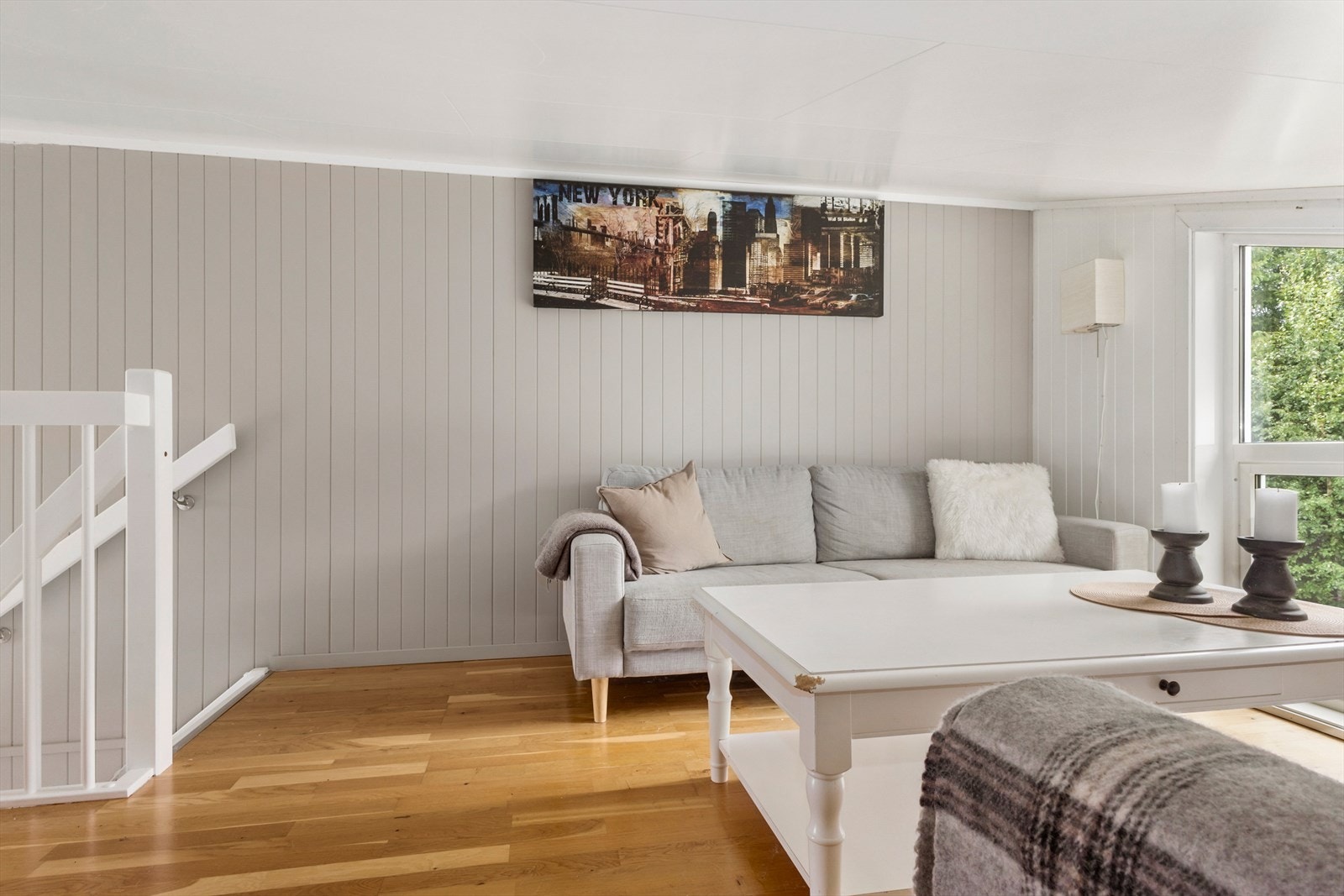 Her er det plass til sofa og sittegruppe - et perfekt tilfluktssted for barn og ungdom, eller som en egen sone for avslapning. Galleribilde