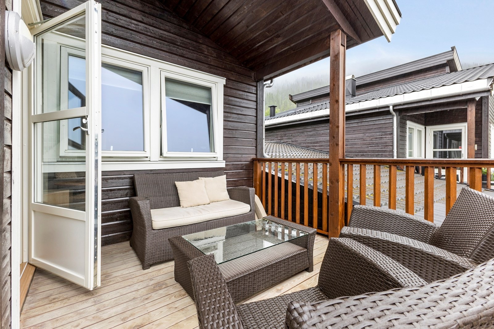 Balkongen er 15kvm og har åpent utsyn over det hyggelig nabolaget, samt fjorden og omkringliggende fjell. Galleribilde