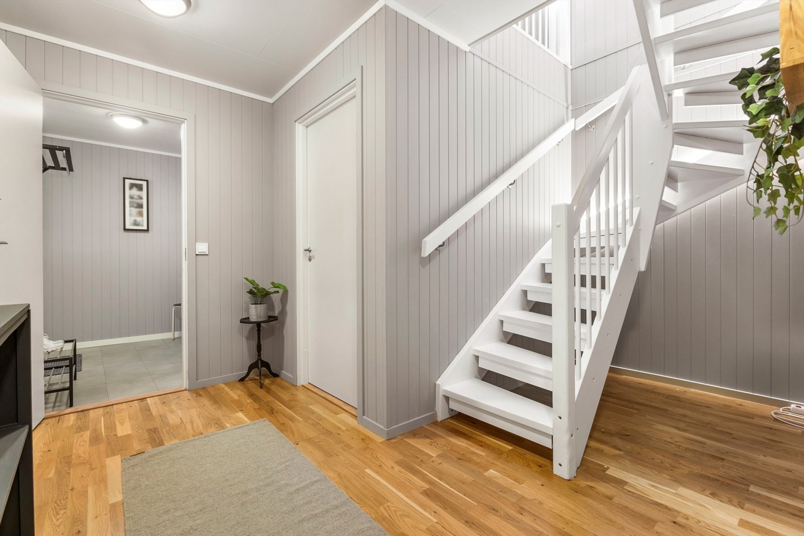 I første etasje finner du 2 soverom, bad, vaskerom, teknisk rom og gang. Galleribilde