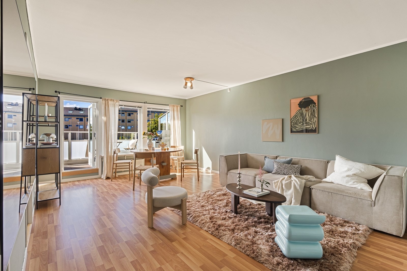 Stuen måler 23,4 m² med mulighet for å innrede med både sofagruppe og spisestue. Galleribilde