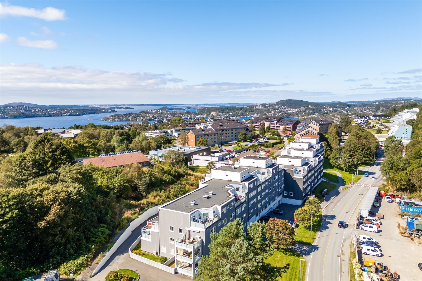 Leiligheten har en sentral beliggenhet i Bergen vest, med direktebuss til Vestkanten, Fyllingsdalen og Bergen sentrum like utenfor leiligheten. Galleribilde