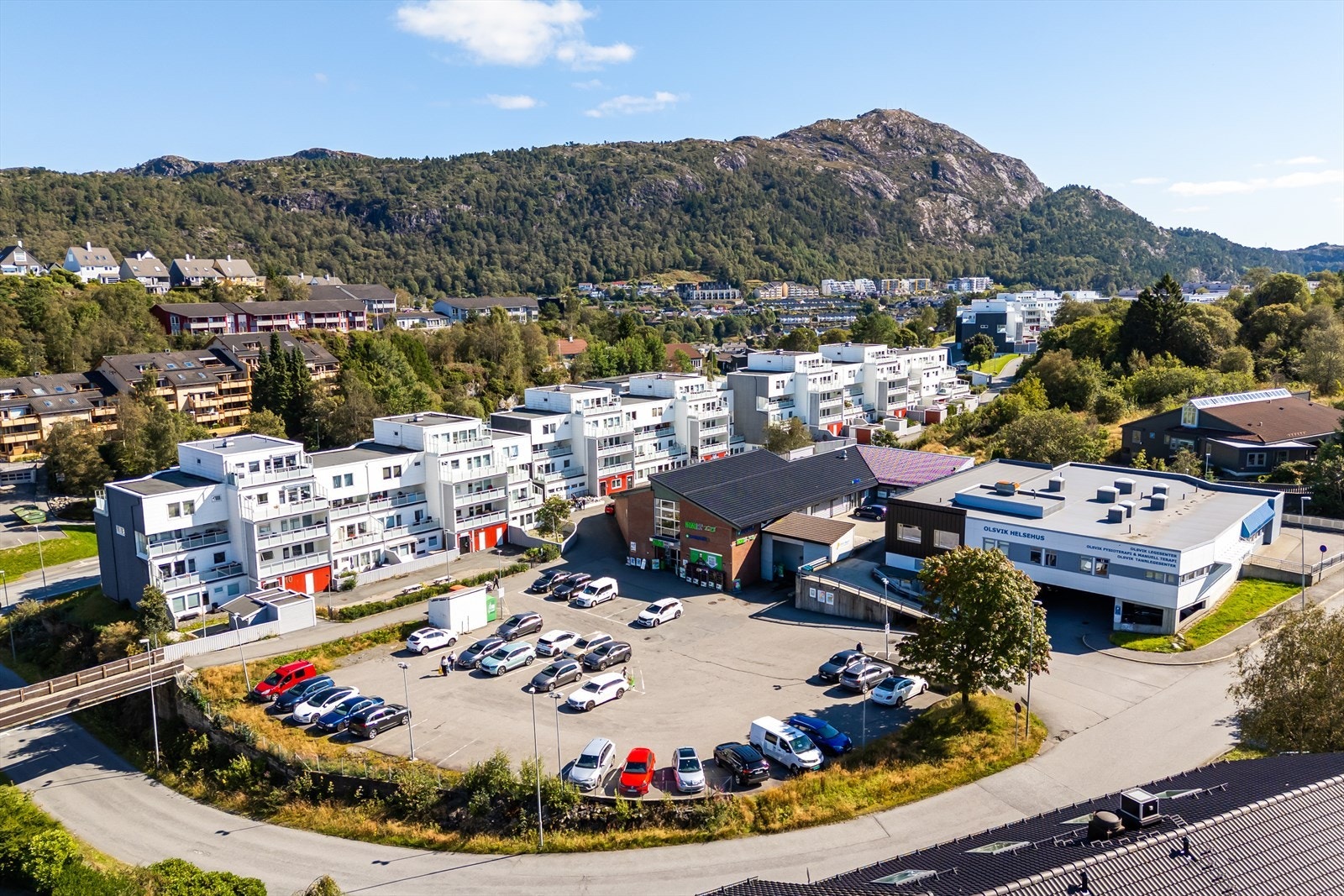 Andelen disponerer fast garasjeplass i felles anlegg med mulighet for elbillader. Det er også muligheter for å leie ekstra parkeringsplass. Galleribilde