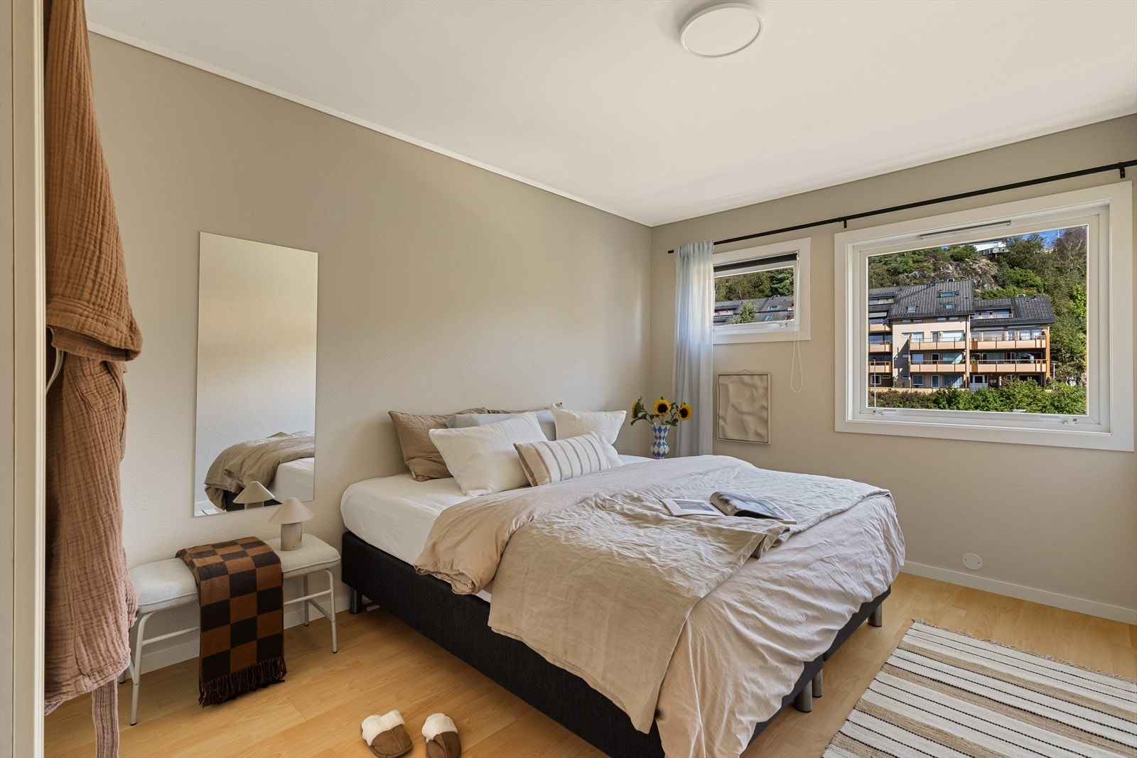 Hovedsoverommet måler 12,5 m² med god plass til stor dobbeltseng og rikelig med garderobe. Galleribilde