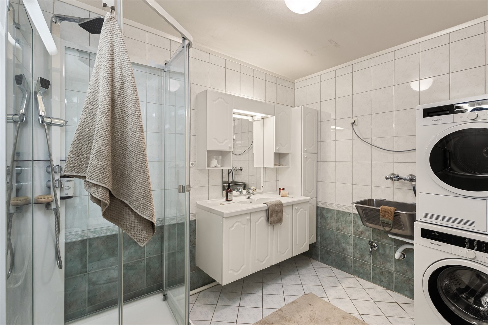 Badet er helfliset med varmekabler i gulvet og måler 6 m². Galleribilde