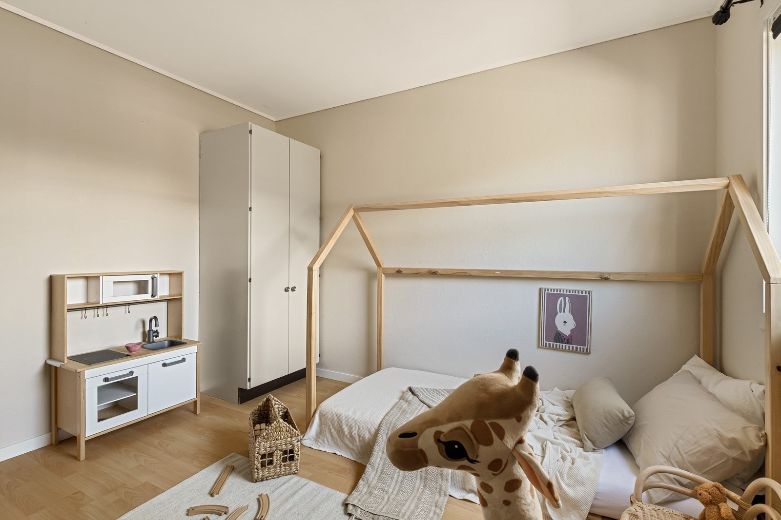 Det tredje soverommet med tilkomst fra stuen fungerer ypperlig som et barnerom eller gjesterom. Galleribilde