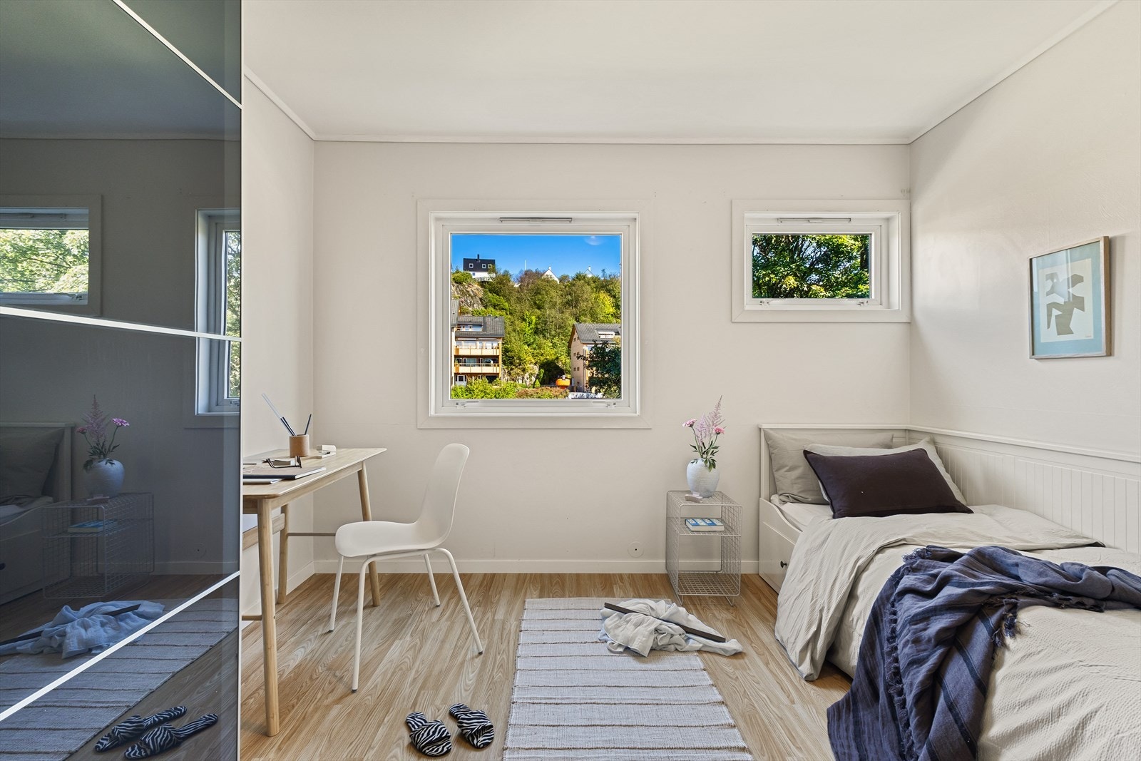 Rommet måler 11 m² med god plass til både dobbeltseng, garderobe og skrivepult/hjemmekontor. Galleribilde