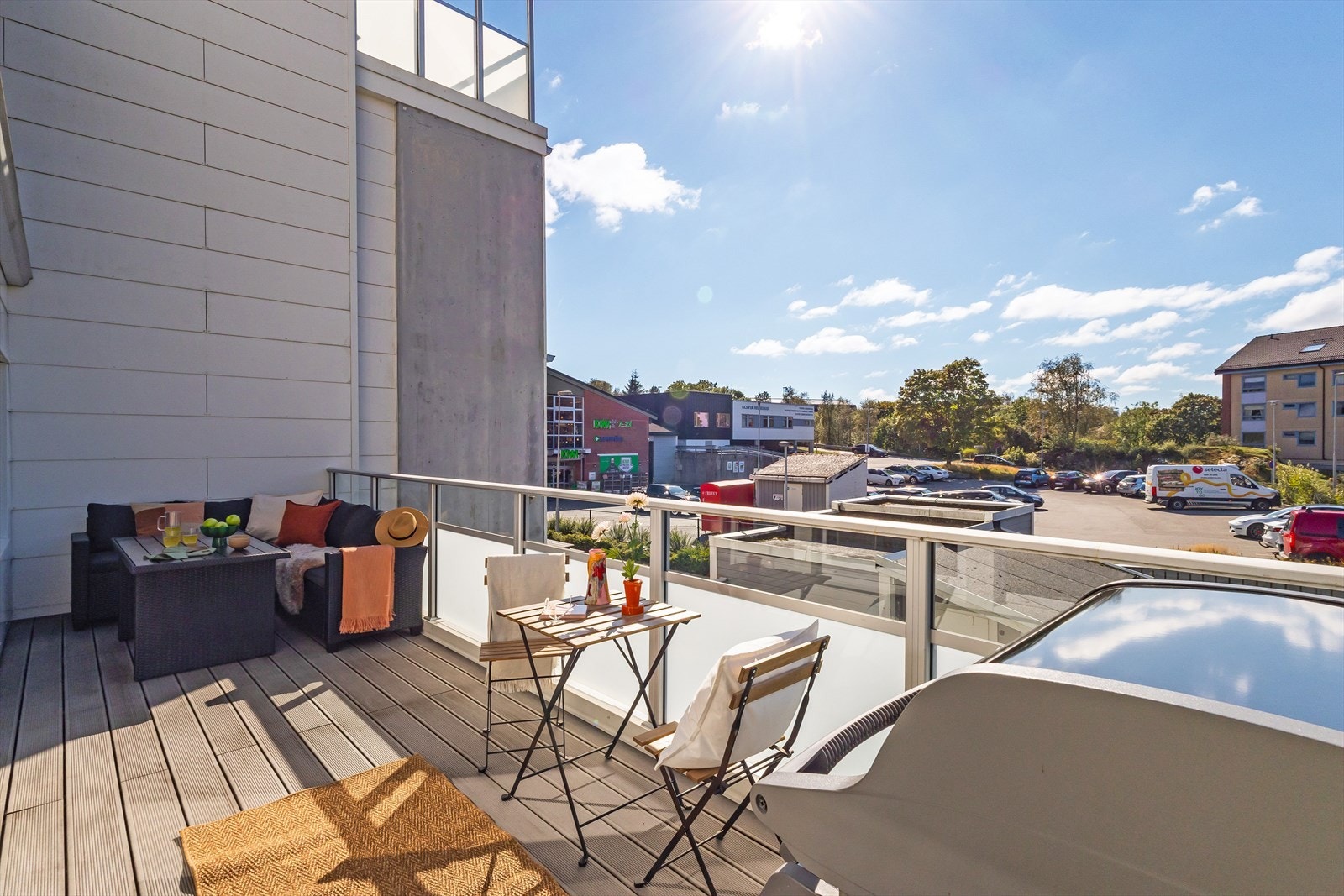 Fra stuen har du tilkomst til den herlige balkongen! Terrassebordene er vedlikeholdsfrie. Galleribilde