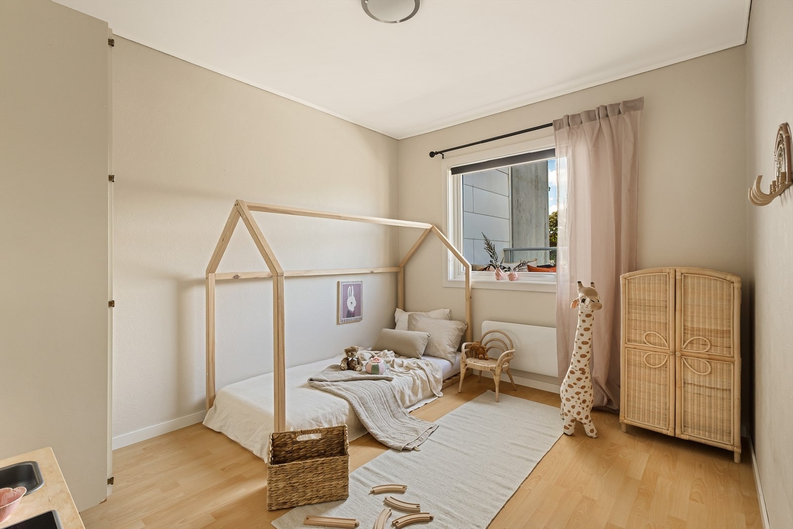 Rommet måler 9,8 m² med vindu ut mot balkongen. Galleribilde