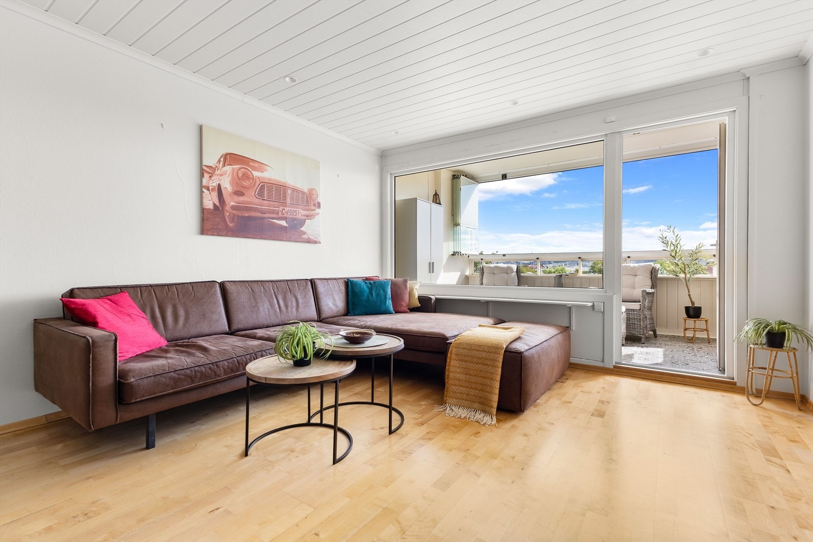 Stuen er av god størrelse og delt i naturlige møbleringssoner. Her er det god plass til stor sofa, salongbord og alt du trenger av mediemøbler. Galleribilde