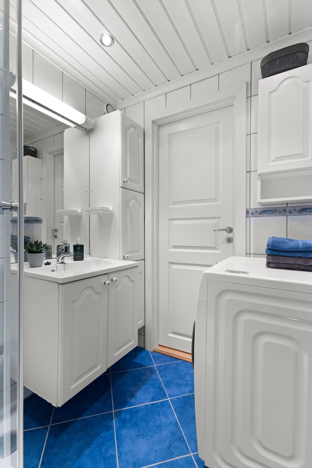 Badet er utstyrt opplegg for vaskemaskin, samt varmekabler for ekstra komfort. Galleribilde