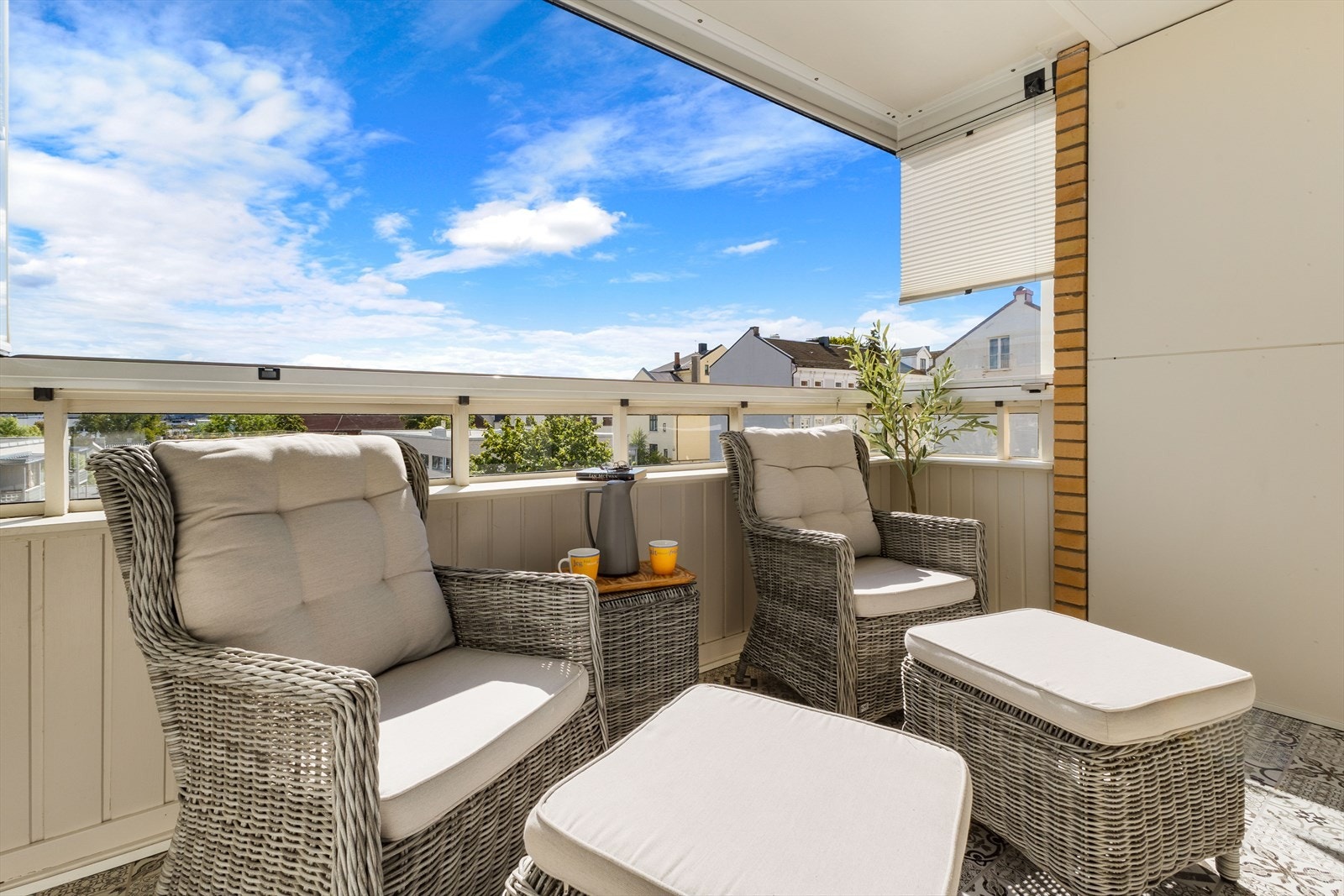 Balkongen er av god størrelse og har god plass til sittegruppe og bord. Galleribilde