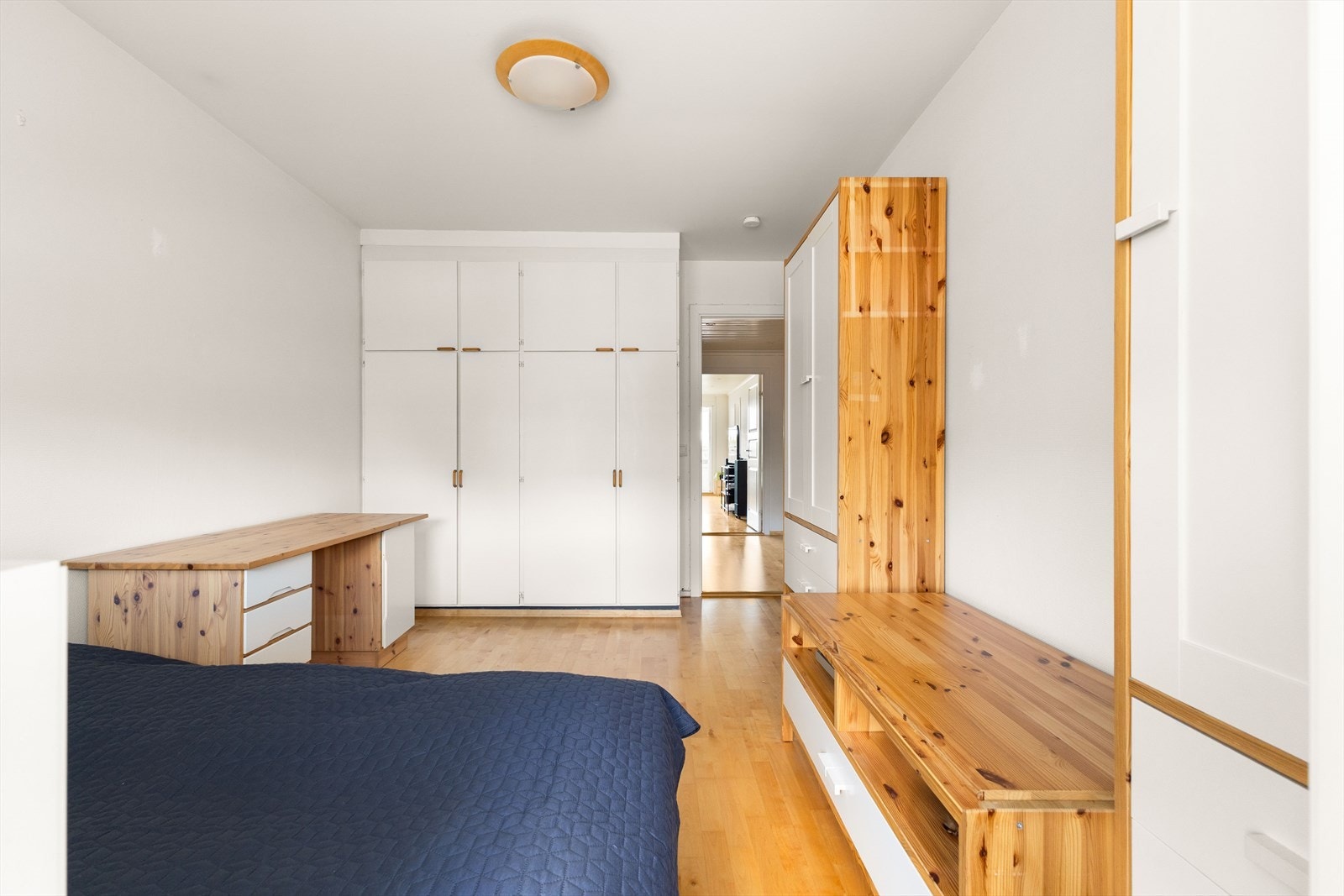 Her er det god plass til garderobeskap, skrivebord og stor seng. Galleribilde