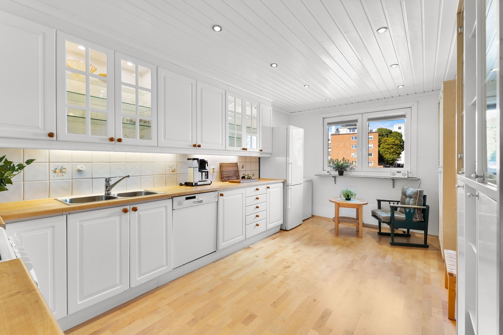 Kjøkkenet er romslig og kan fin benyttes som spisestue. Galleribilde