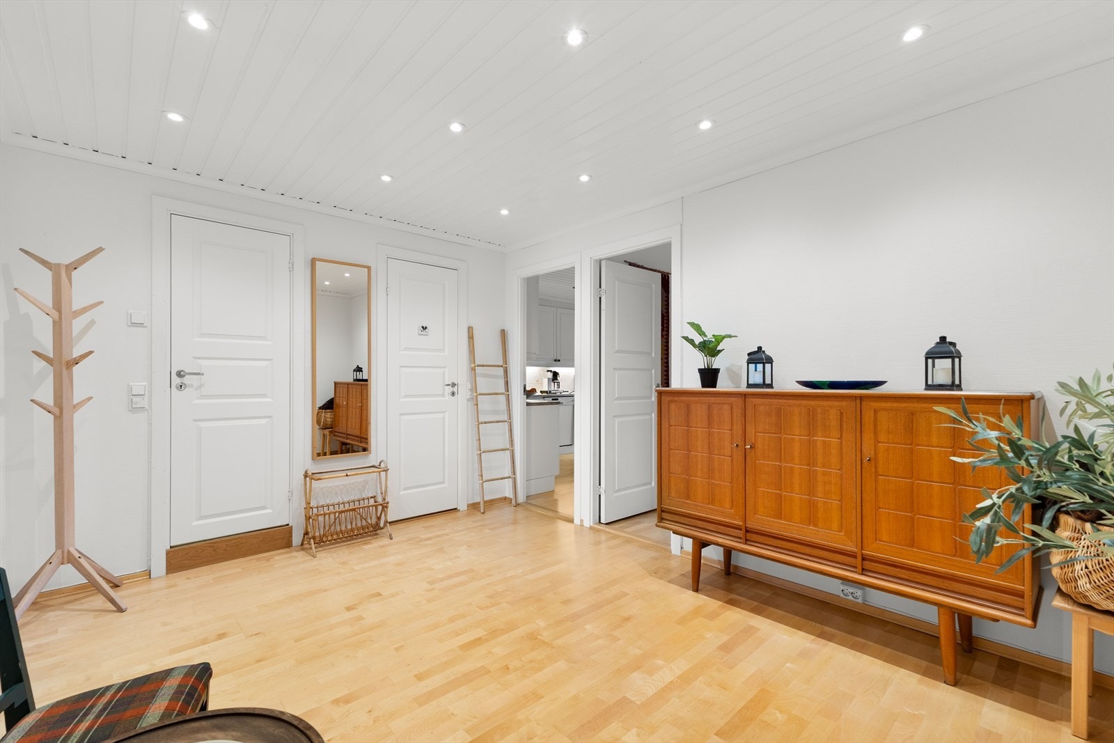 Entréen har god plass til kommode, skjenk og garderobeskap. Galleribilde