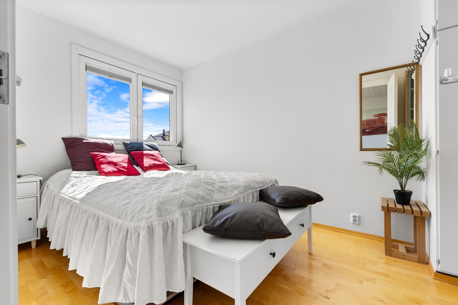 Soverom 1 er av god størrelse med plass til stor seng, nattbord og garderobeløsning. Galleribilde