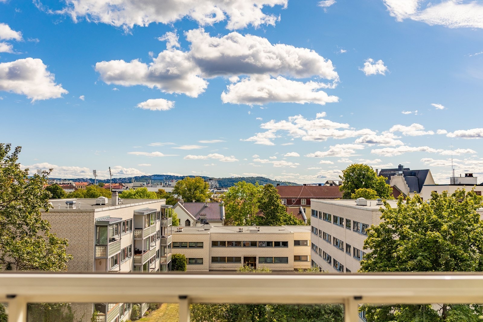 Utsynet fra balkongen er grønt og frodig. Galleribilde