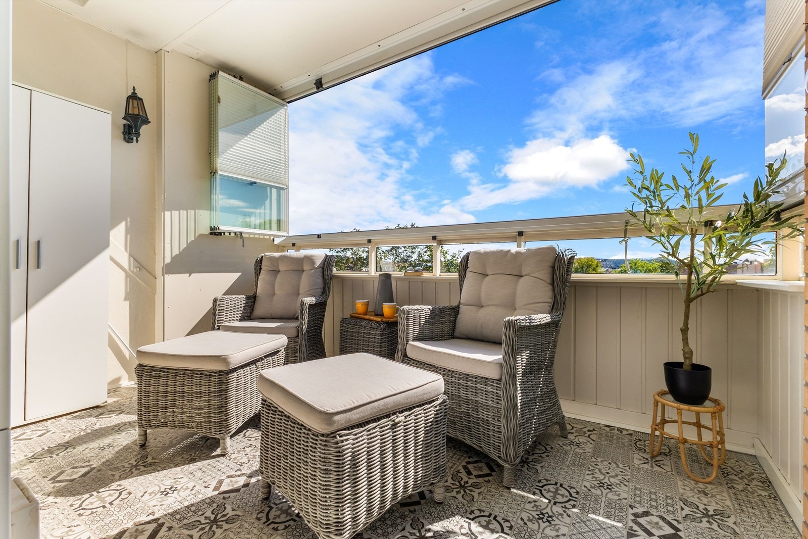 Gulvet er flislagt i stilfulle fliser. Galleribilde