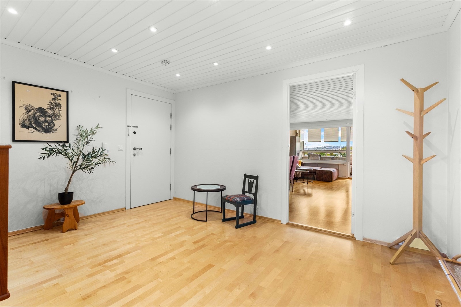 Entréen er utstyrt med dørcallingssystem som gjør det enkelt å slippe inn gjester fra gateplan. Galleribilde