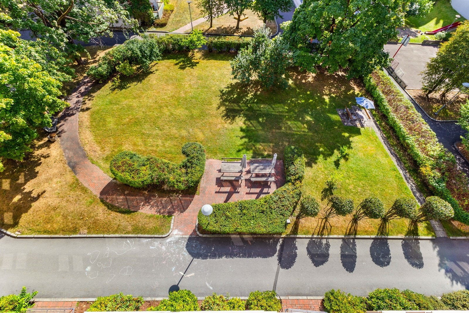 Flotte parkarealer foran boligen. Galleribilde