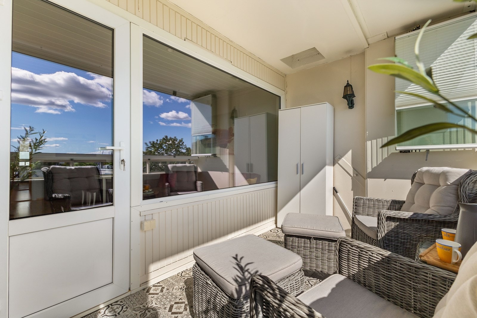 Balkongen er innglasset og kan komfortabelt benyttes året rundt. Galleribilde