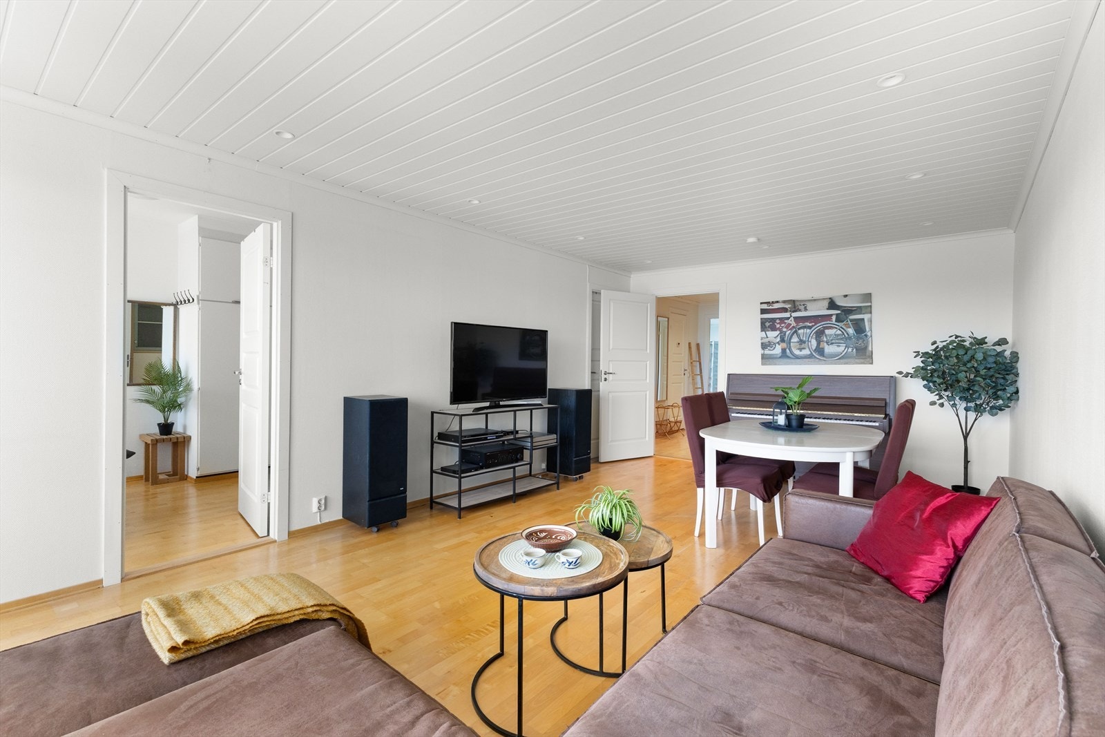 Boligen ligger lyst og luftig til i 5.etasje noe som gir boligen en innbydende atmosfære. Galleribilde